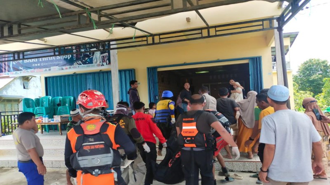 Tim gabungan melakukan evakuasi terhadap jasad Wasrizal korban tenggelam di Sungai Sibau, Kecamatan Putussibau Utara, Kabupaten Kapuas Hulu, Provinsi Kalimantan Barat, jasad korban kemudian diserahkan kepada pihak keluarga untuk disemayamkan. ANTARA/HO-Polsek Putussibau Utara. (Teofilusianto Timotius)