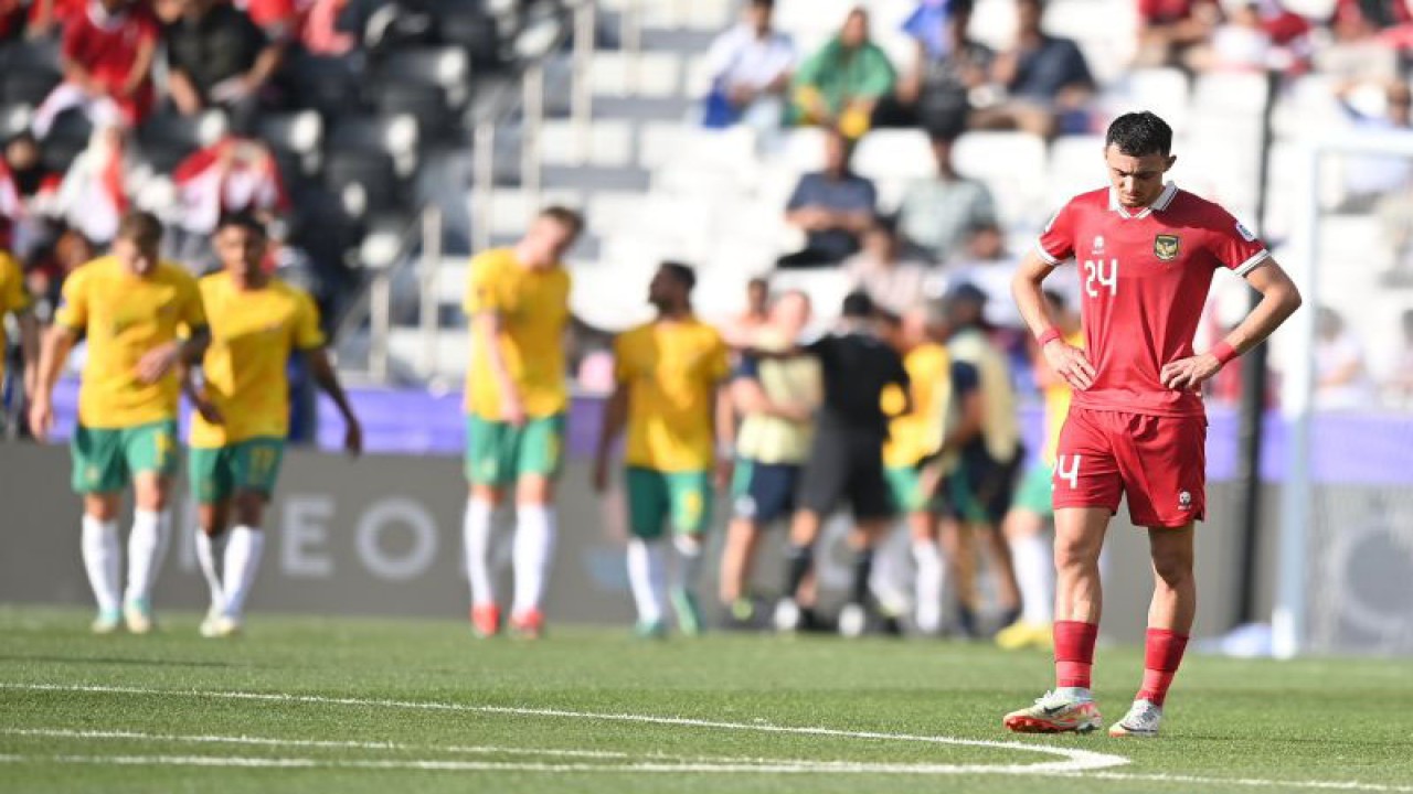 Ekspresi pesepak bola Timnas Indonesia Ivar Jenner (kanan) saat kebobolan gol dari Timnas Australia pada babak 16 besar Piala Asia 2023 di Stadion Jassim Bin Hamad, Doha, Qatar, Minggu (28/1/2024). ANTARAFOTO/Yusran Uccang/nym.