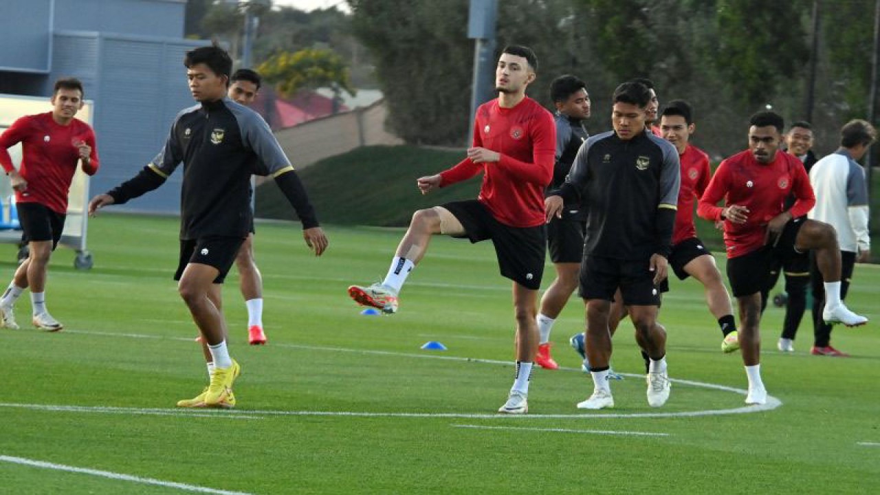 Sejumlah pesepak bola timnas Indonesia melakukan latihan di Lapangan Al Egla 2, Usail, Qatar, Rabu (17/1/2024). ANTARAFOTO/Yusran Uccang/wpa. (ANTARA FOTO/Yusran Uccang)