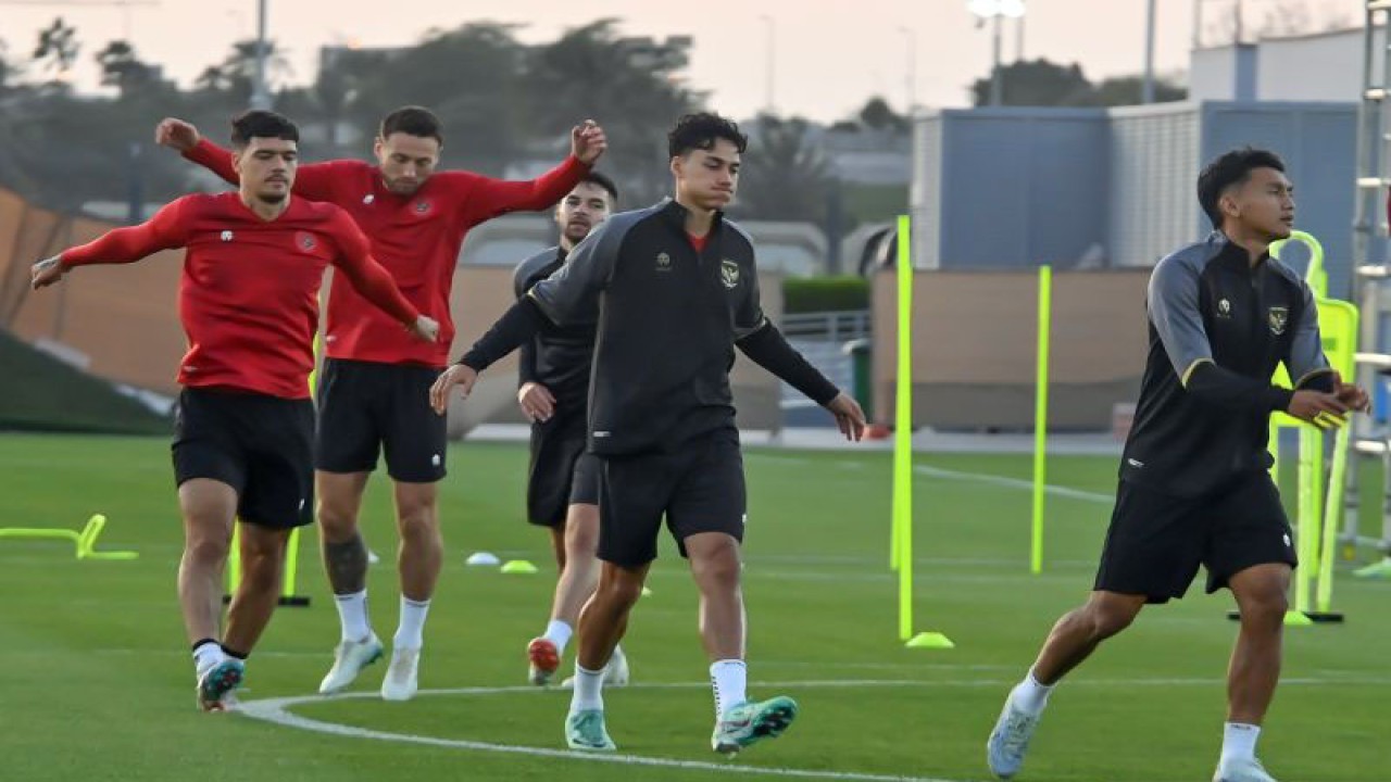 Sejumlah pesepak bola timnas Indonesia melakukan latihan di Lapangan Al Egla 2, Usail, Qatar, Rabu (17/1/2024). ANTARAFOTO/Yusran Uccang/wpa (ANTARA FOTO/Yusran Uccang)