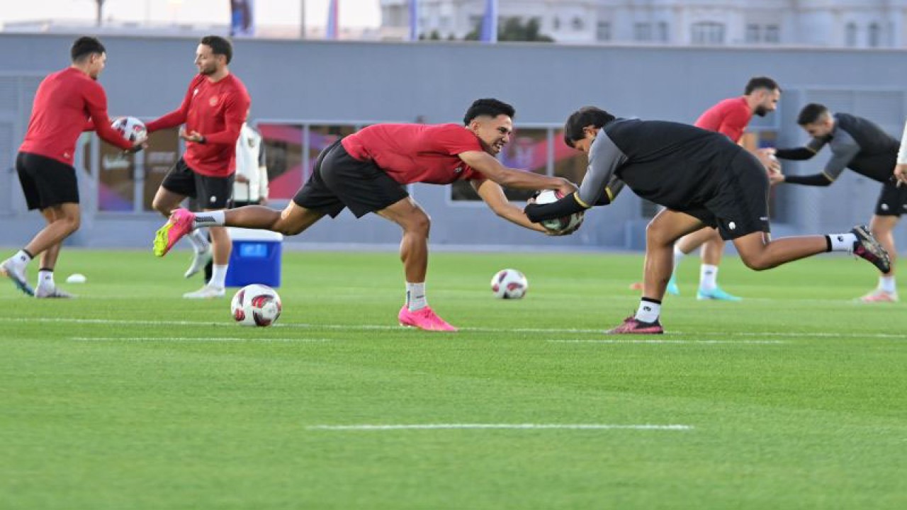 Sejumlah pesepak bola timnas Indonesia melakukan latihan di Lapangan Al Egla 2, Usail, Qatar, Rabu (17/1/2024). ANTARAFOTO/Yusran Uccang/wpa. (ANTARA FOTO/Yusran Uccang)