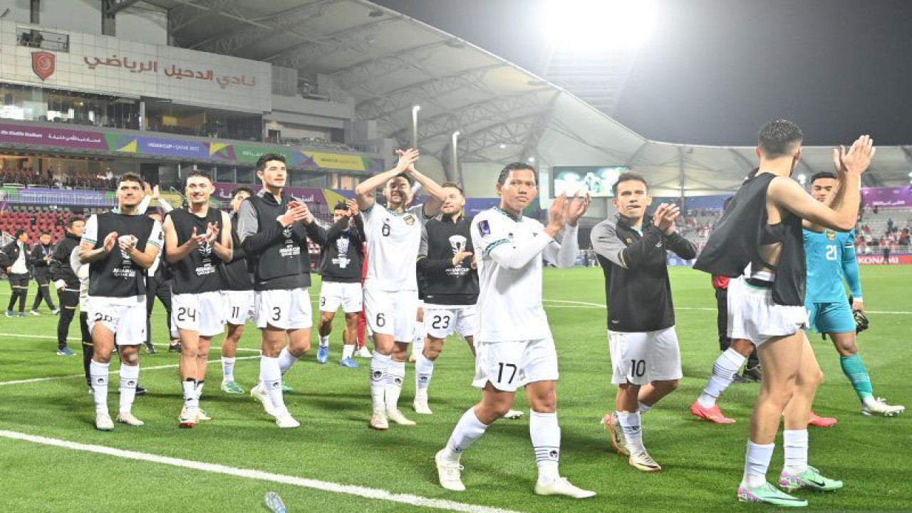 Pesepak bola Timnas Indonesia mengapresiasi dukungan penonton usai memenangi pertandingan melawan Vietnam pada laga kedua penyisihan grup D Piala Asia 2023 di Stadion Abdullah Bin Khalifah, Doha, Qatar, Jumat (19/1/2024). Indonesia menang 1-0 atas Vietnam. ANTARAFOTO/Yusran Uccang/rwa. (ANTARA FOTO/Yusran Uccang)