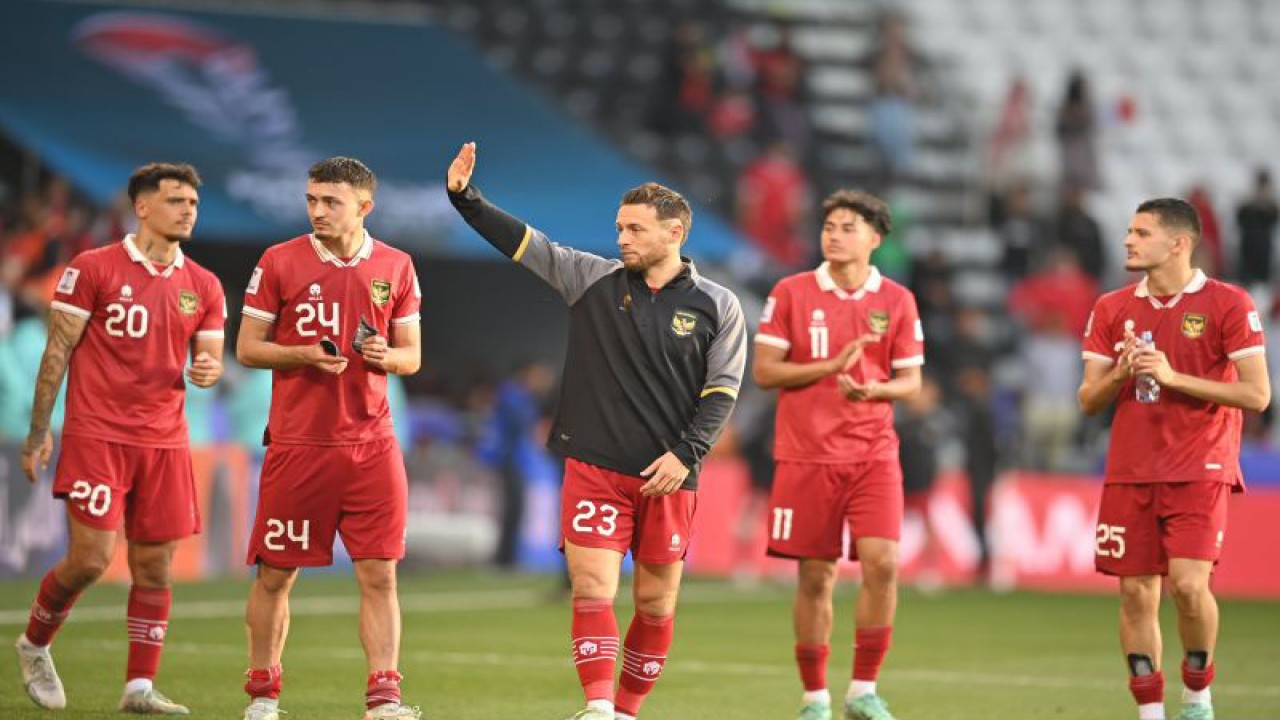 Pesepak bola Timnas Indonesia Marc Klok (tengah) bersama rekannya melambaikan tangan ke suporter setelah kalah dari Timnas Australia seusai pertandingan babak 16 besar Piala Asia 2023 di Stadion Jassim Bin Hamad, Doha, Qatar, Minggu (28/1/2024). Indonesia kalah dari Australia dengan skor 0-4. ANTARAFOTO/Yusran Uccang/nym.