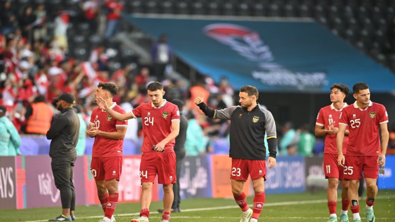 Pesepak bola Timnas Indonesia melambaikan tangan ke suporter setelah kalah dari Timnas Australia seusai pertandingan babak 16 besar Piala Asia 2023 di Stadion Jassim Bin Hamad, Doha, Qatar, Minggu (28/1/2024). Indonesia kalah dari Australia dengan skor 0-4. ANTARAFOTO/Yusran Uccang/nym.