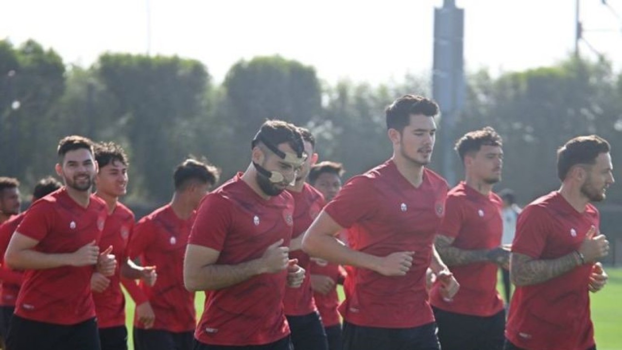 Timnas Indonesia melakukan latihan di Lapangan Al Egla 2, Lusail, Qatar, Senin (22/1/2024). ANTARA FOTO/Yusran Uccang/tom/aa