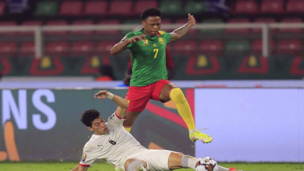 Pemain timnas Mesir Emam Ashour (kiri) berebut bola dengan pemain timnas Kamerun Clinton Njie (kanan) pada babak semi final Piala Afrika 2022 di Stadion Olembe, Yaounde, Kamerun, Jumat (4/2/2022) dini hari. Mesir lolos ke babak final usai menang dalam drama adu penalti dengan Kamerun 3-1 (0-0). ANTARA FOTO/REUTERS/Thaier Al-Sudani/wsj.