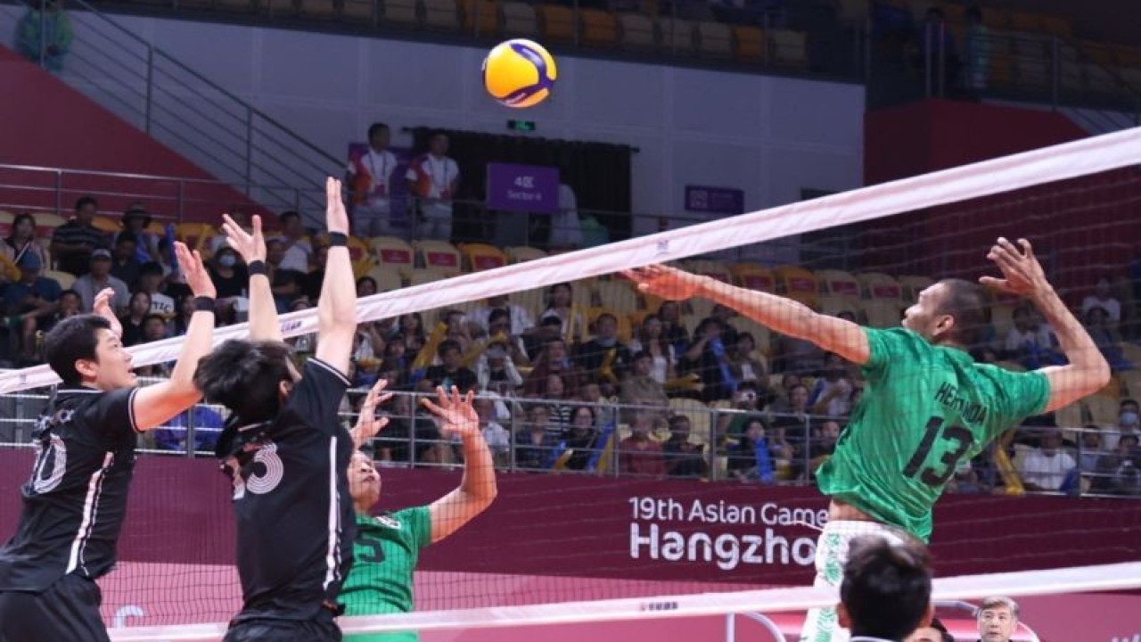 Pemain timnas voli Indonesia Hernanda Zulfi melakukan spike saat menghadapi Korea Selatan dalam pertandingan perebutan tempat ketujuh-kedelapan ajang Asian Games 2022 yang berlangsung di Textile City Sports Centre Gymnasium, Hangzhou, Tiongkok, pada Selasa (26/09/2023). (ANTARA/HO-AVC)