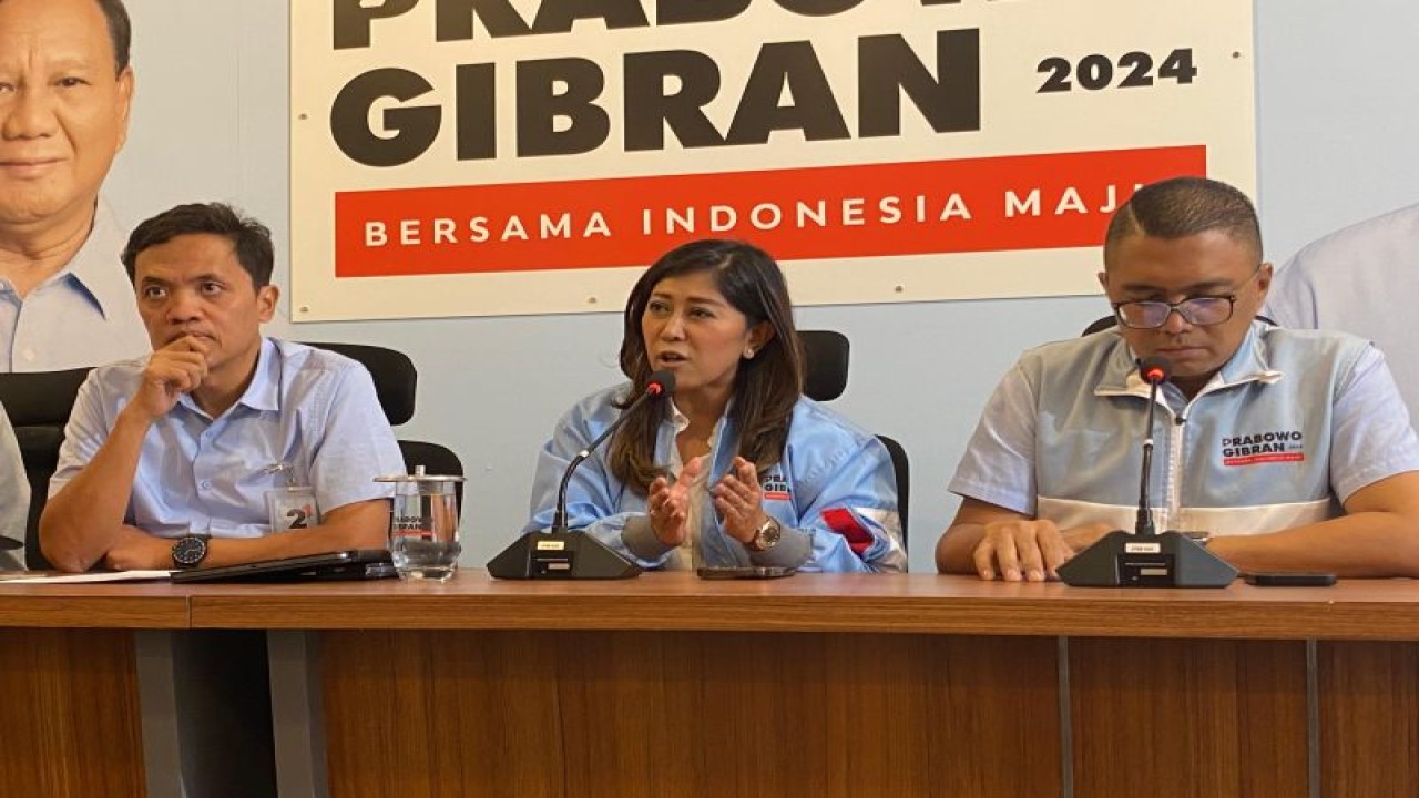 Wakil Komandan Tim Hukum Tim Kampanye Nasional (TKN) Prabowo-Gibran, Habiburokhman (kiri), Wakil Ketua TKN Meutya Hafid (tengah), dan Wakil Komandan Alpha TKN Fritz Edward Siregar (kanan) saat konferensi pers di Media Center TKN Prabowo-Gibran, Jakarta, Rabu (24/1/2024). (ANTARA/Fath Putra Mulya)