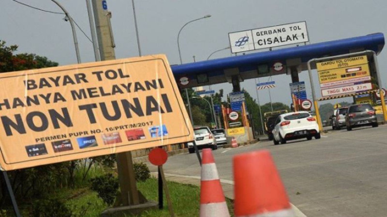 Arsip foto - Sejumlah pengendara melakukan transaksi nontunai menggunakan uang elektronik di gerbang Tol Cisalak I, Tol Cijago, Depok, Jawa Barat. ANTARA FOTO/Indrianto Eko Suwarso/foc/aa.