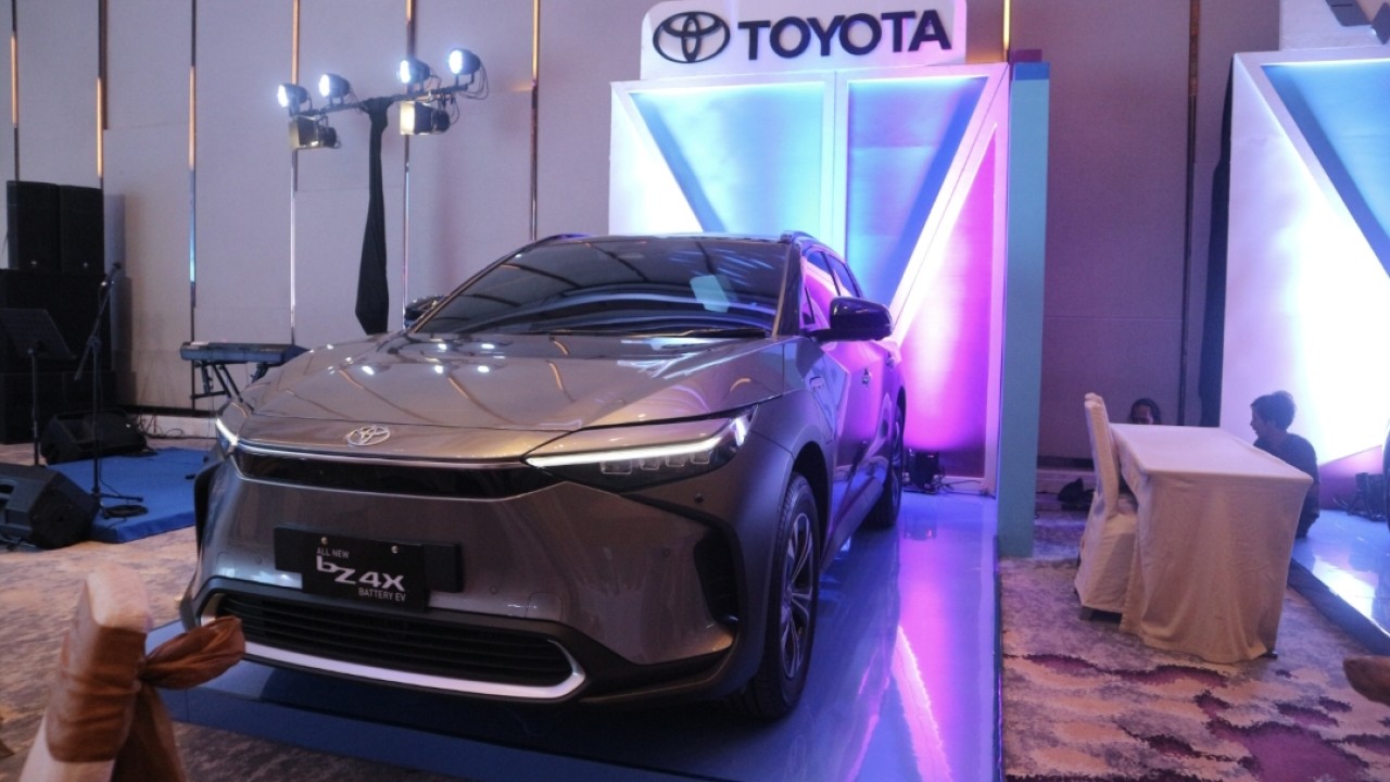 Toyota bZ4X menggunakan tenaga full electric dari baterai (BEV)