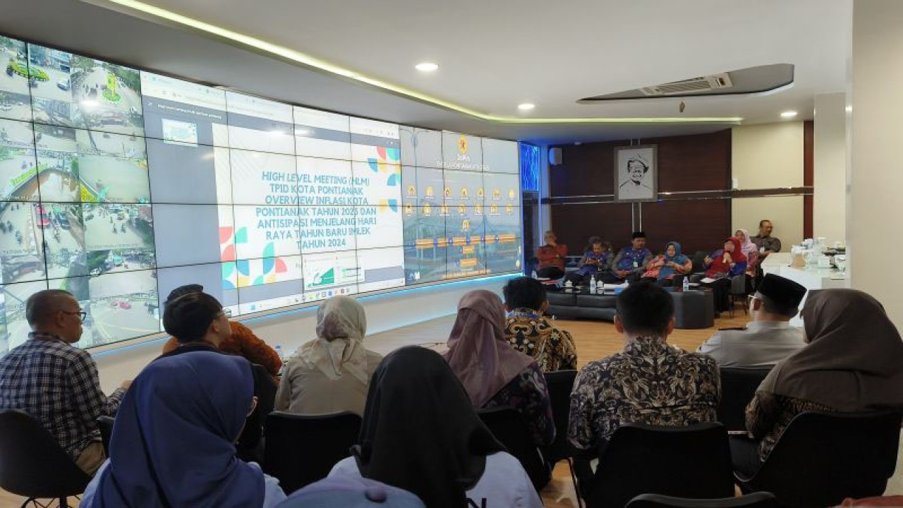 High Level Meeting (HLM) bersama TPID Kota Pontianak dan pemangku kebijakan terkait, di Ruang Pontive Center, Kamis.  (ANTARA/Dedi)