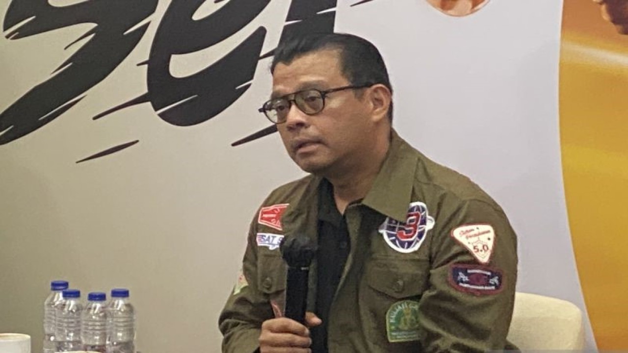 Deputi Politik 5.0 TPN Ganjar-Mahfud, Andi Widjajanto, memberikan penjelasan terkait dengan data yang disampaikan Ganjar Pranowo dalam debat ketiga Pilpres 2024 pada konferensi pers di Jakarta, Senin (8/1/2024). ANTARA/Hreeloita Dharma Shanti