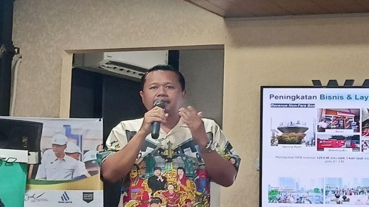 Direktur Pelayanan dan Bisnis TransJakarta, Fadly Hasan dalam diskusi mengenai kinerja korporasi Tahun 2023 di Balai Kota DKI, Jakarta Pusat, Selasa (16/1/2024). (ANTARA/Siti Nurhaliza)