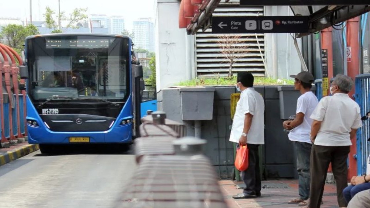 Sejumlah warga bersiap menaiki bus TransJakarta di terminal Blok M, Jakarta, Selasa (14/11/2023). Pengelola Terminal Blok M dan PT MRT Jakarta berencana melakukan revitalisasi terminal tersebut agar menjadi kawasan transit (transit oriented development/TOD) mulai tahun 2024. (ANTARA FOTO/Lifia Mawaddah Putri /YU)