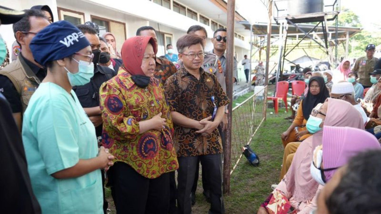 Menteri Sosial Tri Rismaharini menemui pasien operasi katarak di RSUD Namlea, Pulau Buru, Maluku, Kamis (21/12/2023). ANTARA/HO-Kemensos/am.