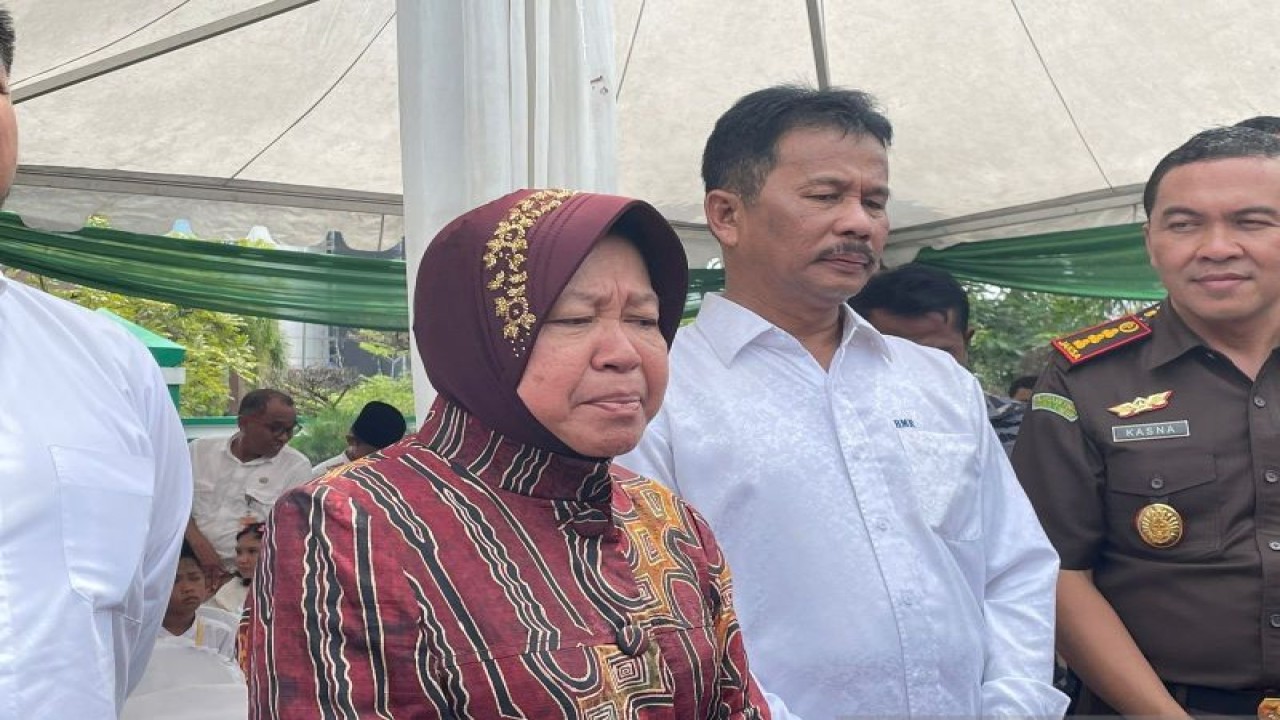 Menteri Sosial (Mensos) Tri Rismaharini saat diwawancari awak media di Batam, Kepri (ANTARA/Jessica)