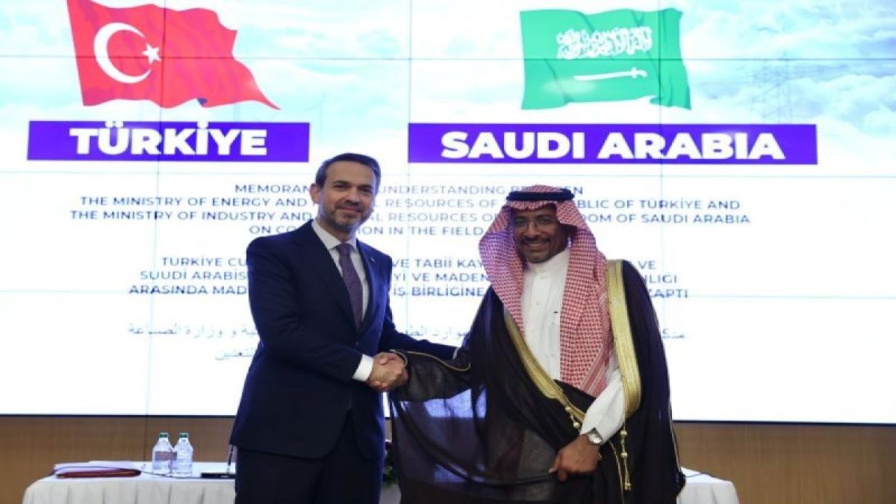 Arsip foto - Menteri Perindustrian dan Sumber Daya Mineral Turkiye Alparslan Bayraktar dan Menteri Energi dan Sumber Daya AlamSaudi Bandar bin Ibrahim Alkhorayef bersalaman dalam acara penandatangan nota kesepahaman (MoU) di Ankara, Turkiye, 28 Agustus 2023. (ANTARA/DHA Photo.)