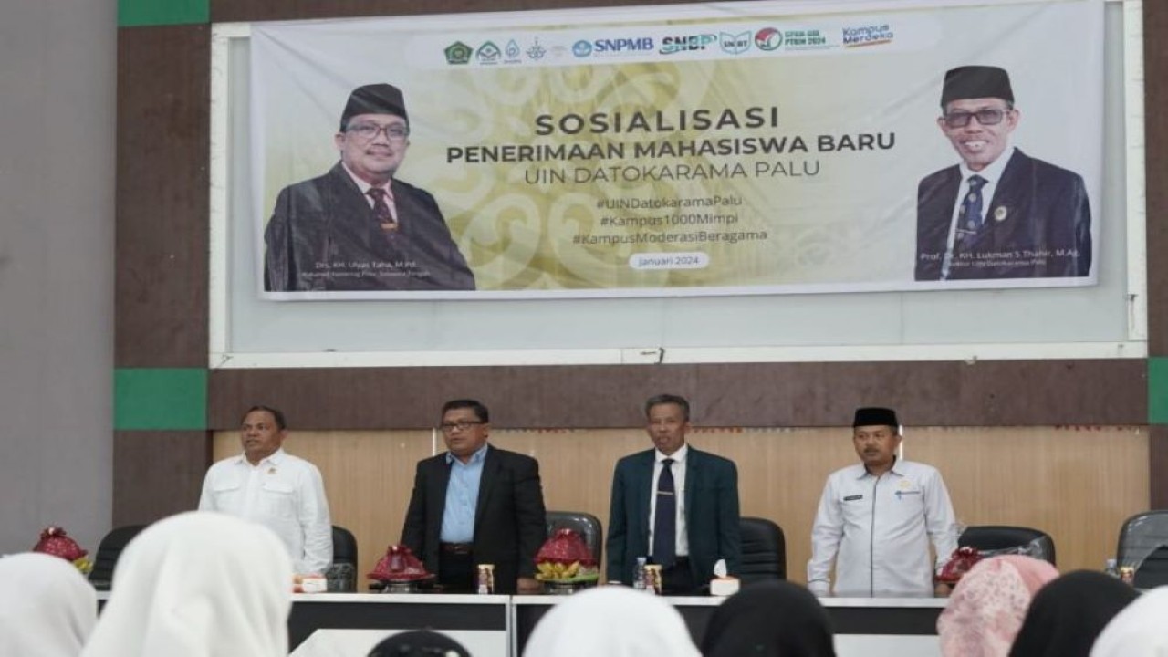 Rektor UIN Datokarama Profesor Lukman S Thahir bersama Kepala Kanwil Kemenag Sulteng Ulyas Thaha menghadiri sosialisasi penerimaan mahasiswa baru UIN Datokarama, di MAN 2, di Kota Palu, Selasa (9/1/2024). (ANTARA/HO-Kiswanto)