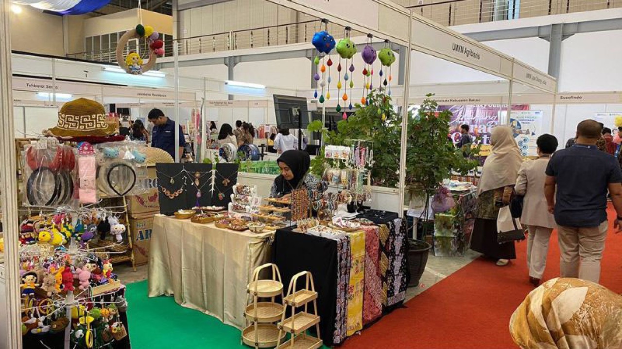 Sejumlah booth produk UMKM di Factory Outlets Cikarang Trade Center di Cikarang, Jawa Barat, Jumat (26/1/2024). ANTARA/Ade Irma Junida/am.