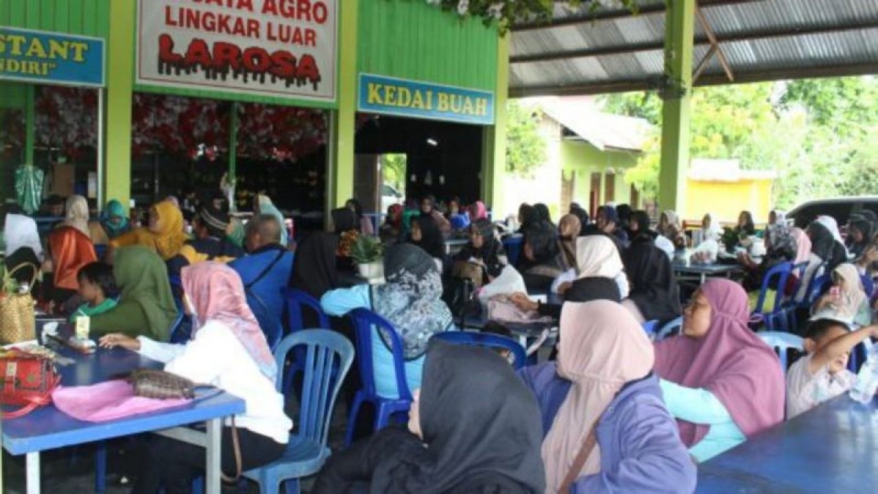 Pelaku UMKM di Palangka Raya berkumpul di kawasan Kelurahan Bukit Tunggal untuk menerima sertifikat halal gratis melalui HCCM Kalteng, Minggu (28/1/2024). ANTARA/Dokumentasi Pribadi