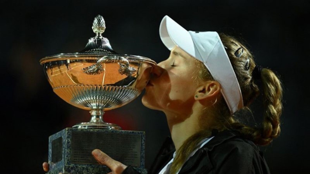 Foto arsip - Petenis Kazakhstan Elena Rybakina melakukan selebrasi setelah memenangi laga final Italian Open melawan petenis Ukraina Anhelina Kalinina yang mundur karena cedera di Foro Italico, Roma, Italia, Sabtu (20/5/2023). (ANTARA/AFP/Filippo Monteforte/am.)