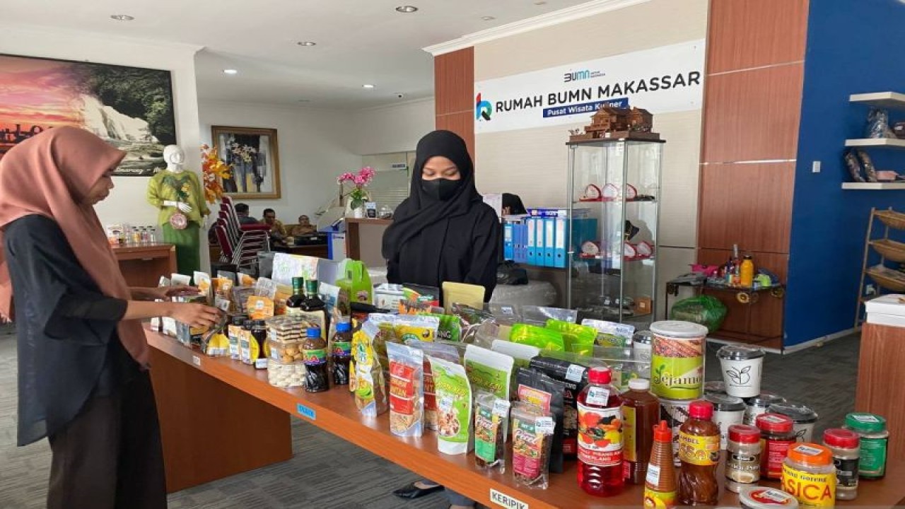 Berbagai produk UMKM binaan BRI dipromosikan melalui Rumah BUMN BRI yang berada di Jalan Ratulangi Makassar, Sulsel. ANTARA/Nur Suhra Wardyah