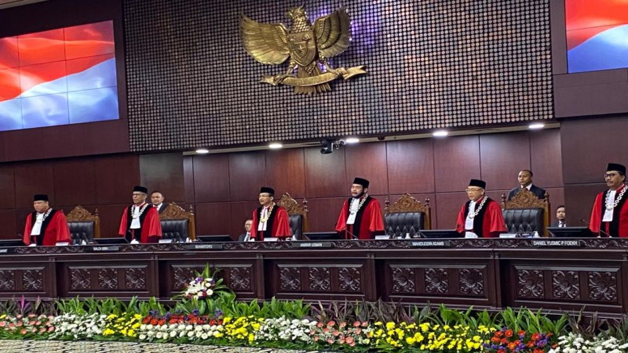 Sidang Pleno Khusus Penyampaian Laporan Tahunan 2023 dan Pembukaan Masa Sidang Tahun 2024 di Ruang Sidang Pleno Mahkamah Konstitusi RI, Jakarta, Rabu (10/1/2024). (ANTARA/Fath Putra Mulya)