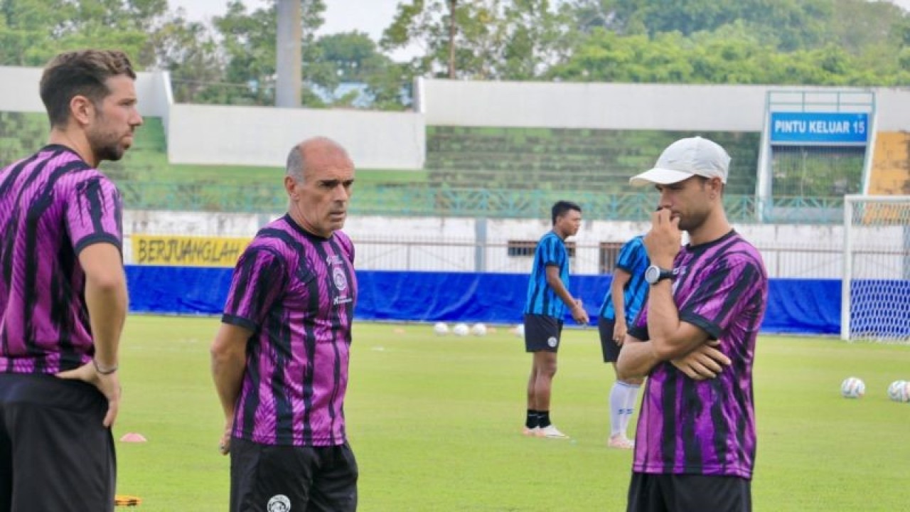 Foto arsip - Pelatih Arema FC Fernando Valente (kedua kiri) saat menghadiri sesi latihan skuadnya jelang laga menghadapi Barito Putra, di Stadion Demang Lehman Martapura, Kabupaten Banjar, Kalimantan Selatan, Sabtu (16/12/2023). (ANTARA/Tumpal Andani Aritonang)