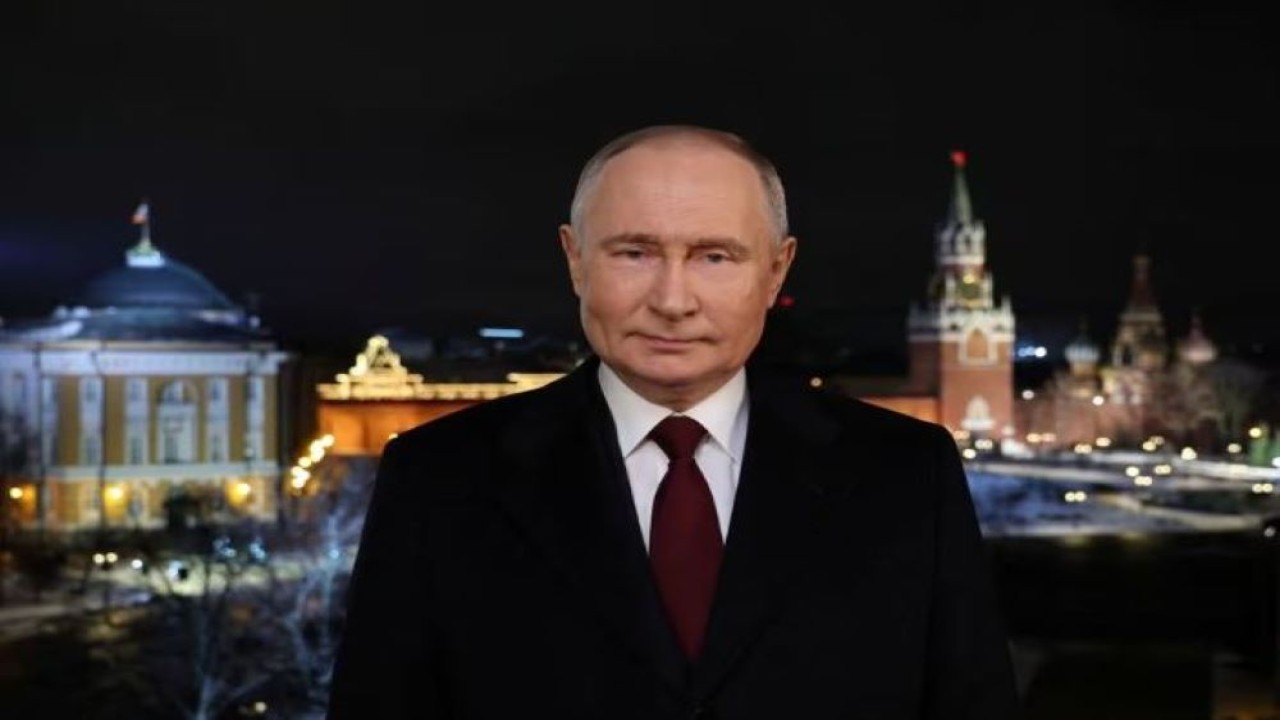 Presiden Rusia Vladimir Putin menyampaikan pidato Tahun Baru tahunannya di Moskow, Rusia, dalam gambar yang dirilis pada 1 Januari 2024. (Sputnik/Gavriil Grigorov/Pool via Reuters)