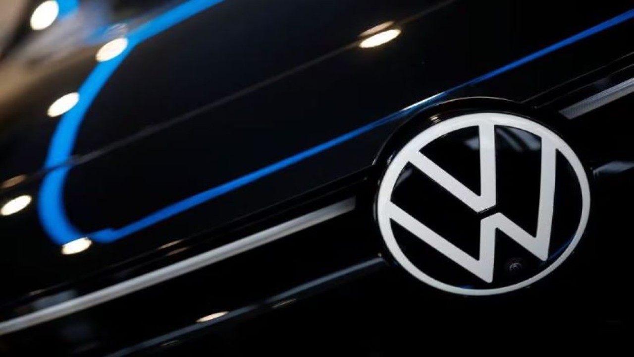 Logo Volkswagen terlihat pada mobil listrik Volkswagen ID.5 yang dipajang di showroom mobil di Reze dekat Nantes, Prancis, 13 November 2023. (Dok/Stephane Mahe/Reuters)