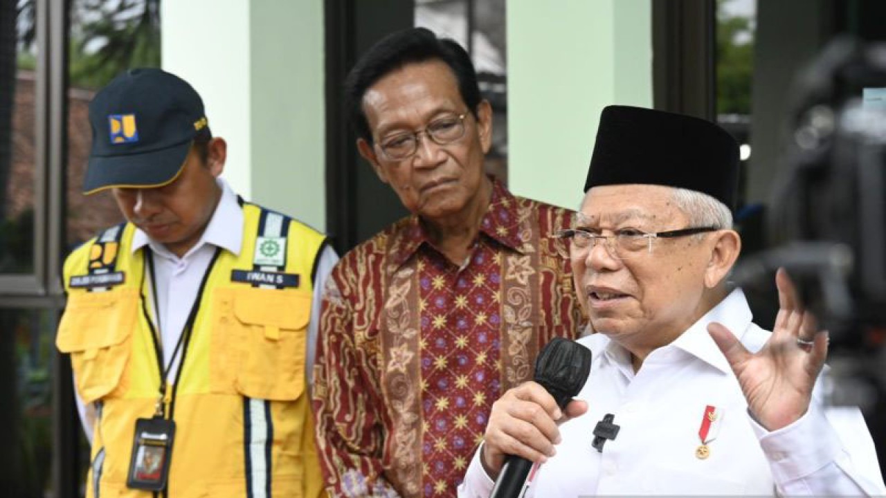 Wakil Presiden Ma'ruf Amin memberikan keterangan pers kepada wartawan di Yogyakarta, Selasa (9/1/2024). ANTARA/HO-BPMI Setwapres