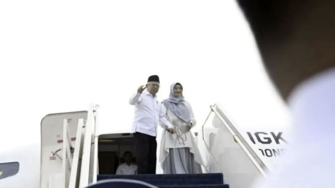 Ilustrasi - Wakil Presiden (Wapres) Ma'ruf Amin beserta Wury Ma'ruf Amin bertolak menuju Jawa Timur dari Pangkalan Udara (Lanud) TNI AU Halim Perdanakusuma, Jakarta Timur, menggunakan pesawat khusus kepresidenan Boeing 737-400 TNI AU, Jumat (22/12/2023). (ANTARA/Andi Firdaus).