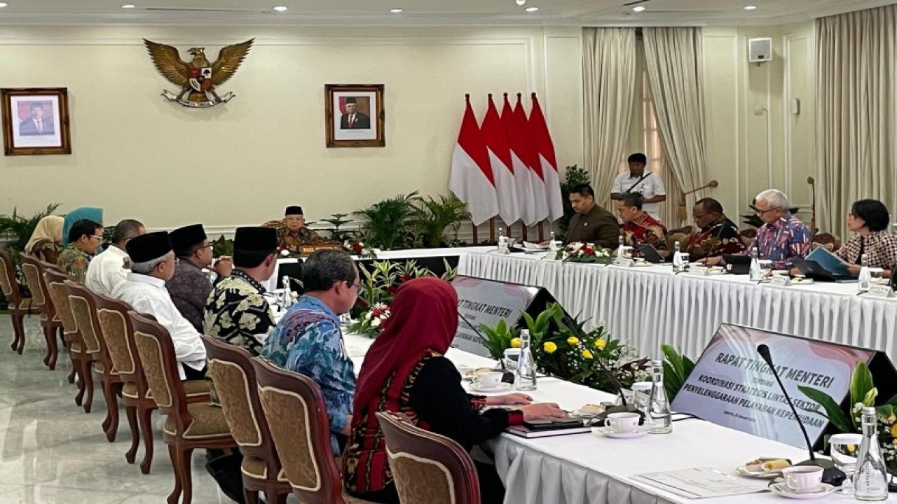 Wakil Presiden Ma’ruf Amin memimpin Rapat Tingkat Menteri tentang Koordinasi Strategis Lintas Sektor Penyelenggaraan Pelayanan Kepemudaan, di Jakarta, Kamis (25/1/2024). ANTARA/Yashinta Difa.