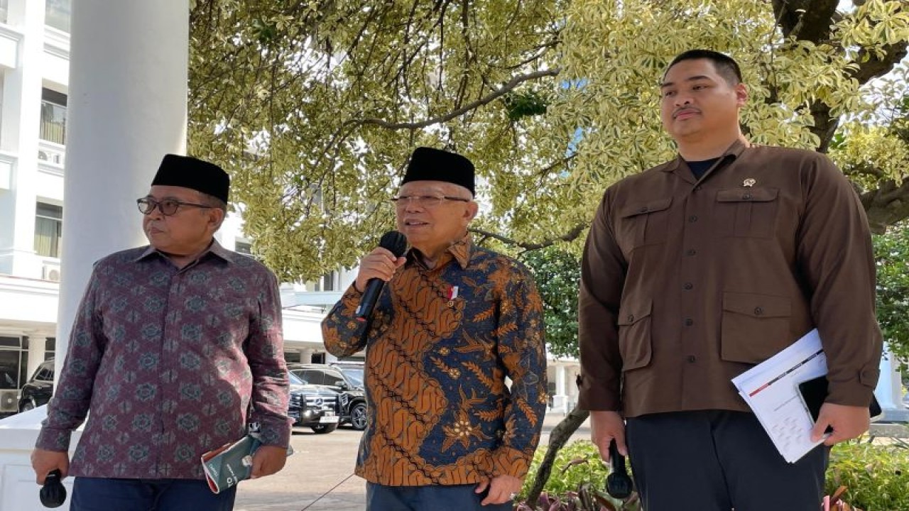 Wakil Presiden Ma'ruf Amin (tengah) menyampaikan keterangan pers di Kantor Sekretariat Wakil Presiden RI, Jakarta, pada Kamis (25/1/2024). (ANTARA/Yashinta Difa)