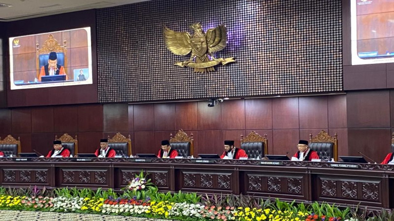 Sidang Pleno Khusus Penyampaian Laporan Tahunan 2023 dan Pembukaan Masa Sidang Tahun 2024 di Ruang Sidang Pleno Mahkamah Konstitusi RI, Jakarta, Rabu (10/1/2024). (ANTARA/Fath Putra Mulya)