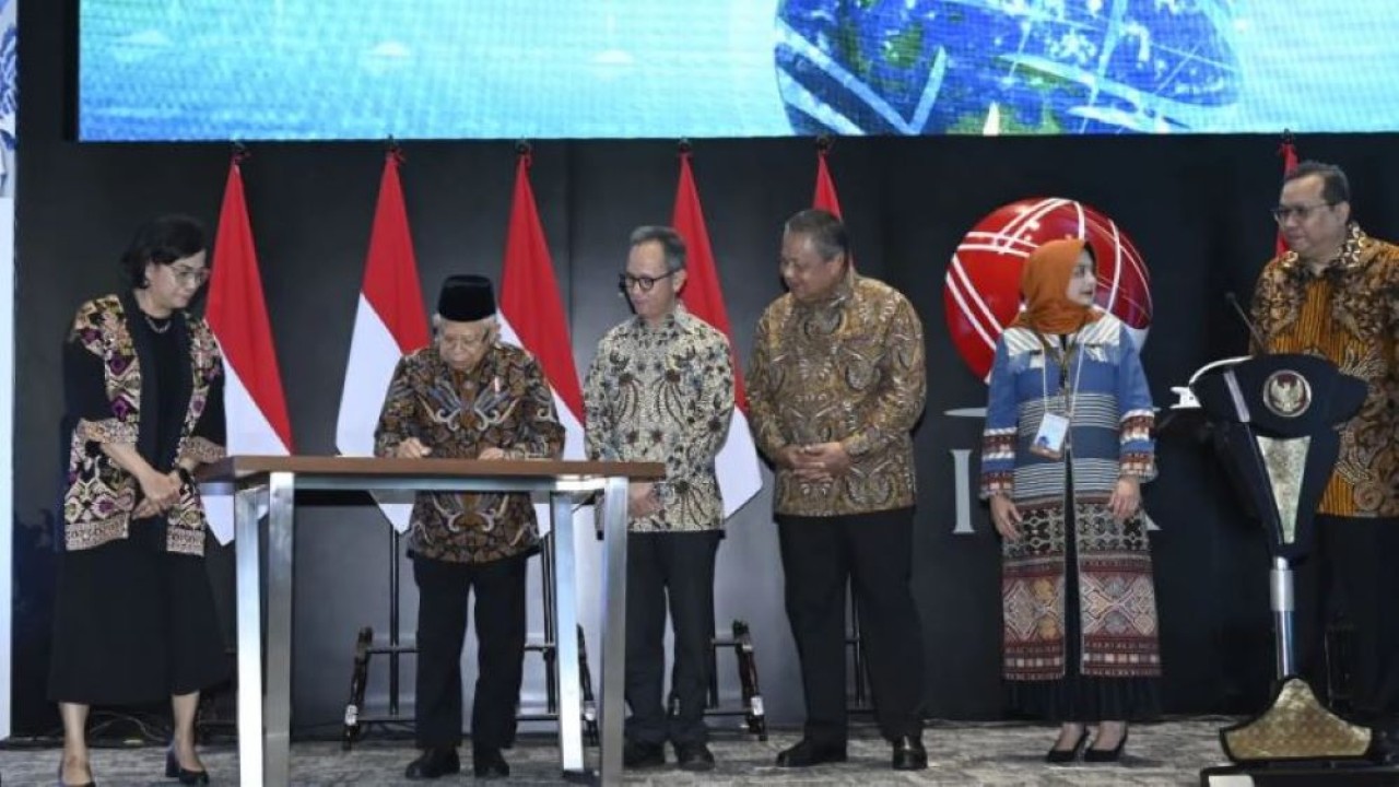 Wapres KH Ma'ruf Amin menghadiri Pembukaan Perdagangan Bursa Efek Indonesia (BEI) Tahun 2024, di Main Hall Bursa Efek Indonesia (BEI), Jakarta, Selasa (2/1/2024). (NN/AS, BPMI-Setwapres)