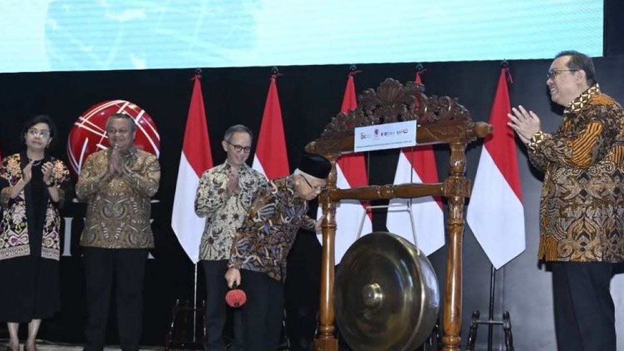 Wapres KH Ma'ruf Amin pada Pembukaan Perdagangan Bursa Efek Indonesia (BEI) Tahun 2024, di Main Hall Bursa Efek Indonesia, Senayan, Jakarta, Selasa (2/1/2024). (NN/AS, BPMI-Setwapres)