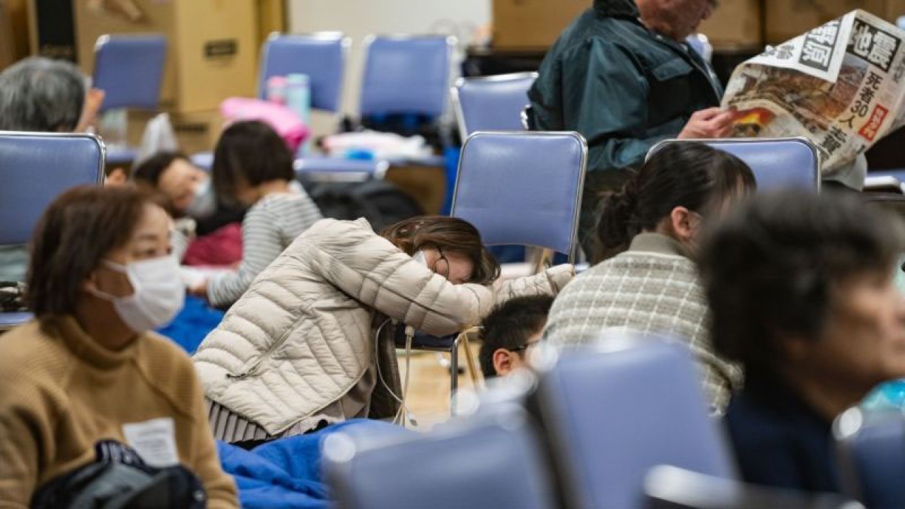 Warga mengungsi di sebuah sekolah dasar di Shika, Prefektur Ishikawa, Jepang, pada 2 Januari 2024, setelah serangkaian gempa besar melanda Jepang tengah dan sekitarnya. (ANTARA/Xinhua/ZhangXiaoyu/as)