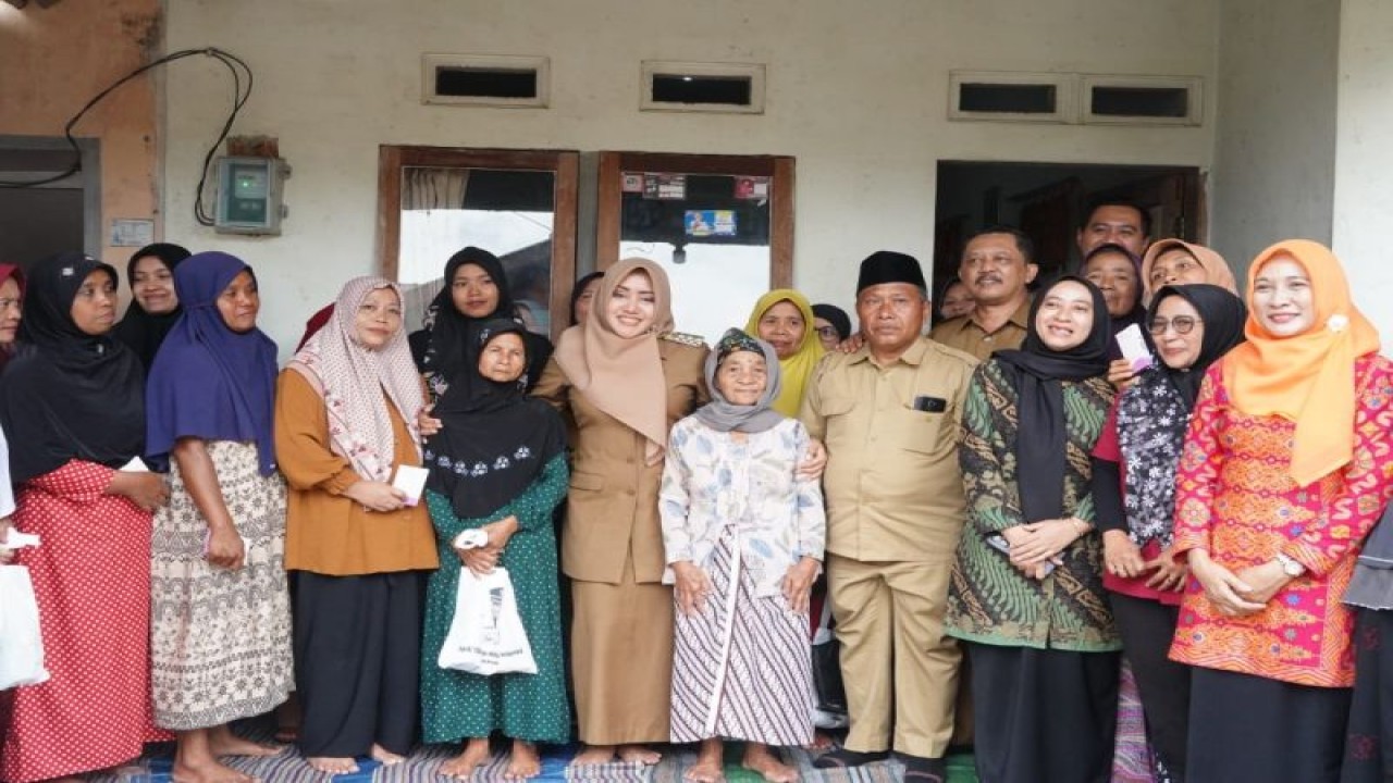 Bupati Mojokerto Ikfina Fahmawati (tengah) saat kegiatan Tilik Deso Mirsani Masyarakat (Bulik Soima) di Desa Belik, Kecamatan Trawas, Mojokerto. (ANTARA/HO-Pemkab Mojokerto)