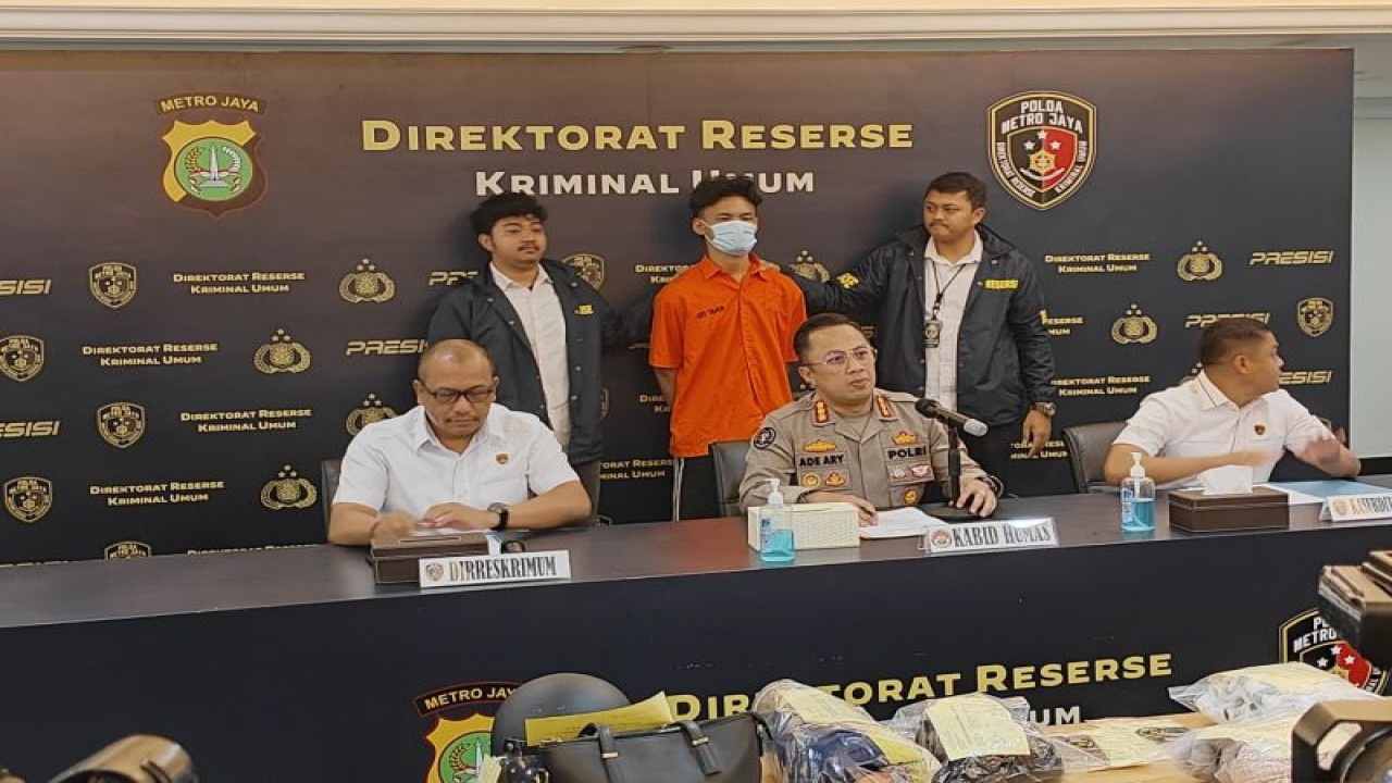 Dirreskrimum Polda Metro Jaya Kombes Pol Wira Satya Triputra (kiri) bersama Kabid Humas Polda Metro Jaya Kombes Pol Ade Ary Syam Indradi (tengah) saat konferensi pers di Polda Metro Jaya, Senin (22/1/2024). ANTARA/Ilham Kausar