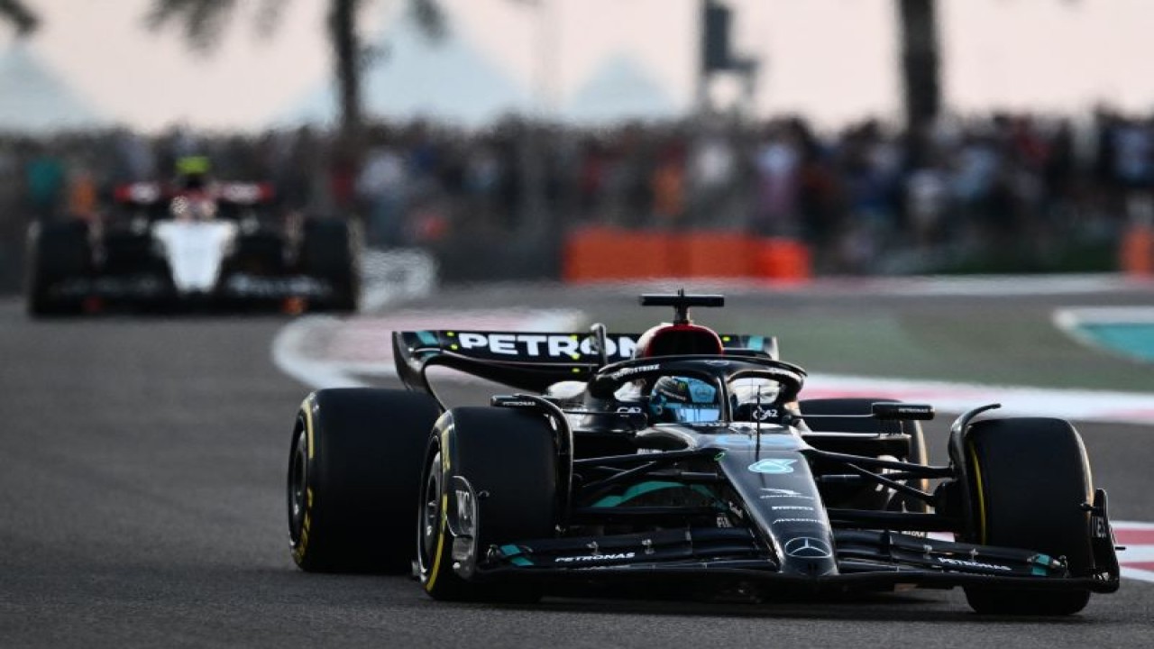 Pembalap Mercedes George Russell saat berkompetisi di GP Abu Dhabi di Yas Marina Circuit di Emirati, 26 November 2023. (AFP/JEWEL SAMAD)