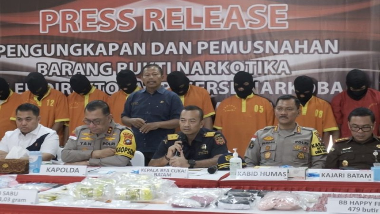 Kapolda Kepulauan Riau Irjen Pol Yan Fitri Halimansyah (kedua kiri) dan Kepala Bea Cukai Batam Rizal (ketiga kanan) dalam konferensi pers terkait pengungkapan dan pemusnahan narkotika, di Batam, Selasa (30/1/2024). ANTARA/HO-Bea Cukai Batam.