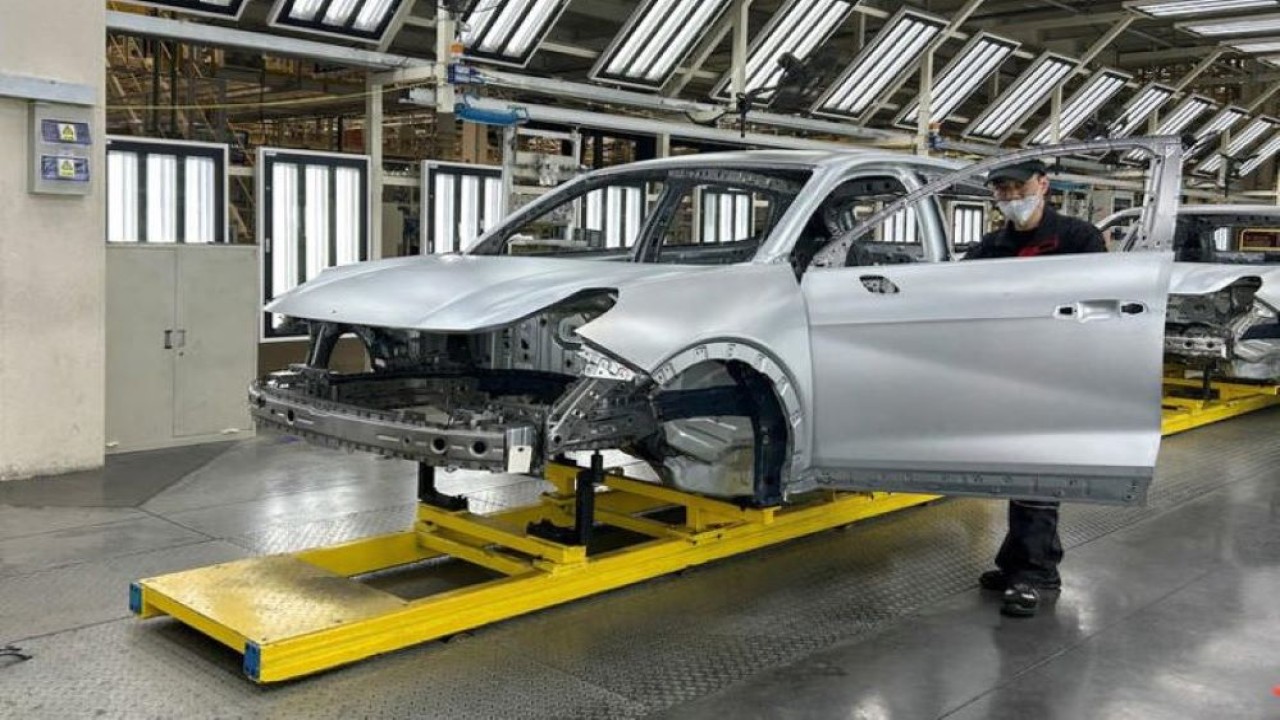 Seorang karyawan bekerja di jalur perakitan yang memproduksi mobil Geely GX6, di pabrik Geely di Chengdu, provinsi Sichuan, China, pada 13 April 2023. (Dok/Zoey Zhang/Reuters)