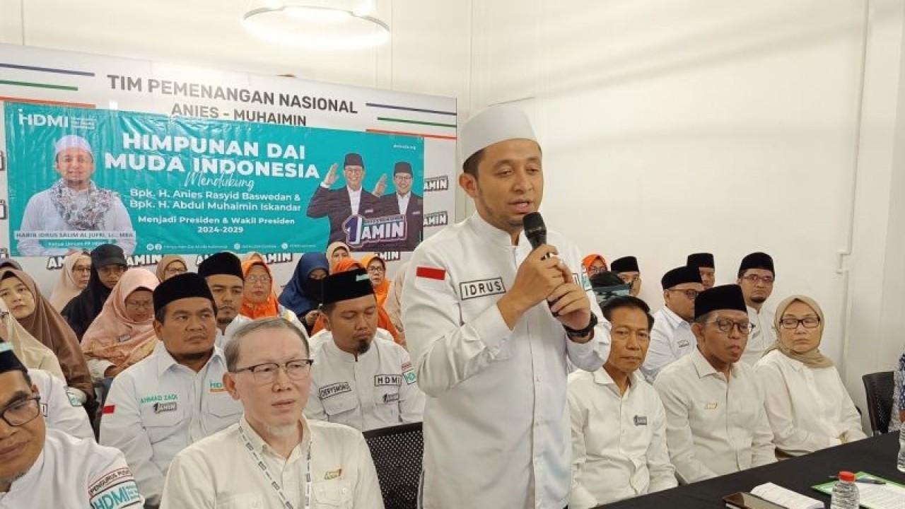 Ketua Umum Pengurus Pusat Himpunan Dai Muda Indonesia (HDMI), Habib Idrus Salim Al Jufri, dalam kegiatan di Markas Pemenangan Timnas AMIN, Rabu (7/2/2024). ANTARA/Donny Aditra