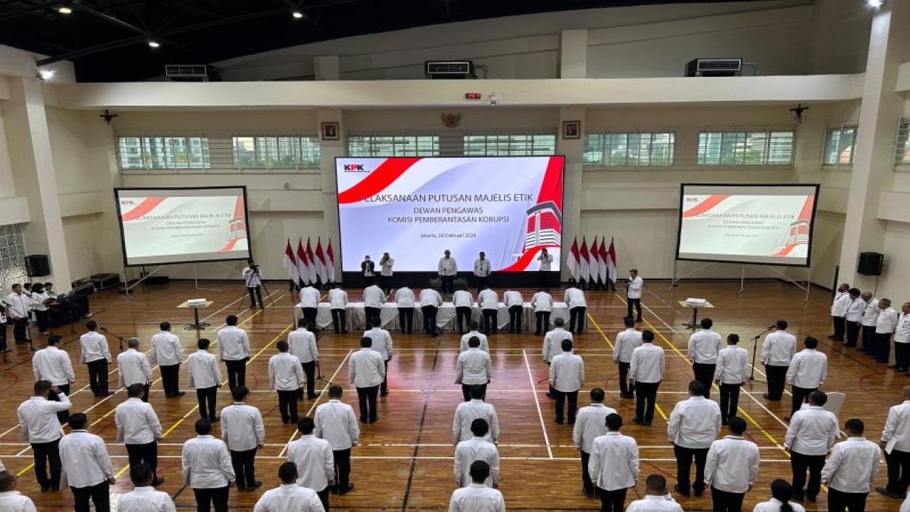 Sebanyak 78 pegawai Komisi Pemberantasan Korupsi (KPK) yang terbukti bersalah dalam perkara pungutan liar (pungli) di Rumah Tahanan Negara (Rutan) KPK melaksanakan sanksi permintaan maaf secara serentak di Gedung Juang KPK, Jakarta, Senin (26/2/2024). ANTARA/HO-KPK