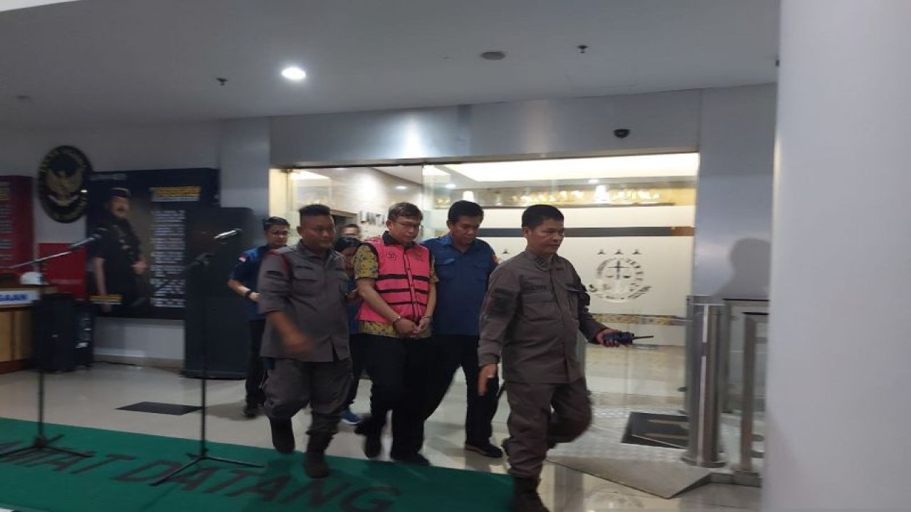 Jampidsus Kejaksaan Agung menetapkan satu lagi tersangka baru dalam kasus dugaan tindak pidana korupsi penyalahgunaan kewenangan dalam penjualan logam mulia di Butik Emas Logam Mulia Surabaya 01 Antam, Kamis (1/2/2024). (ANTARA/Laily Rahmawaty)