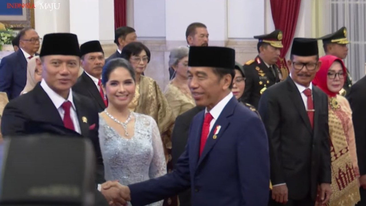 Tangkap layar - Presiden Jokowi, Agus Harimurti Yudhoyono, dan Annisa Pohan. (Youtube: Seketariat Presiden)