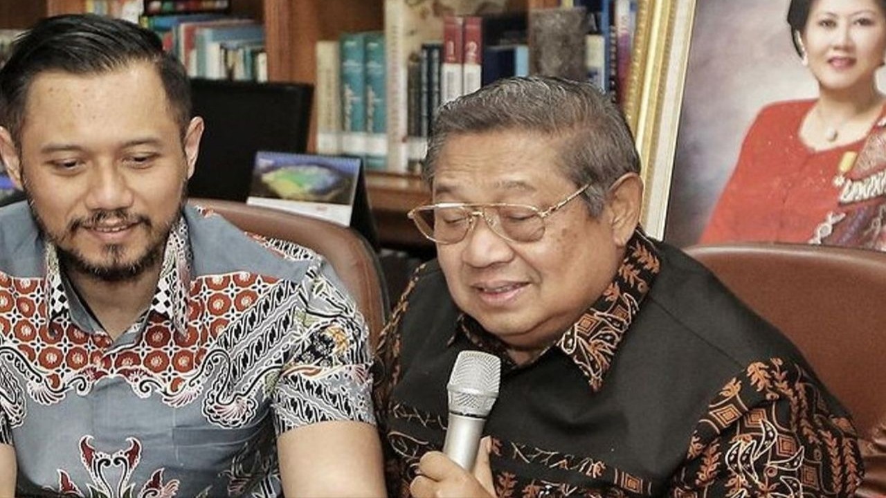 Presiden ke-6 RI Susilo Bambang Yudhoyono (SBY) dan putranya yang juga Ketua Umum Partai Demokrat Agus Harimurti Yudhoyono (AHY).