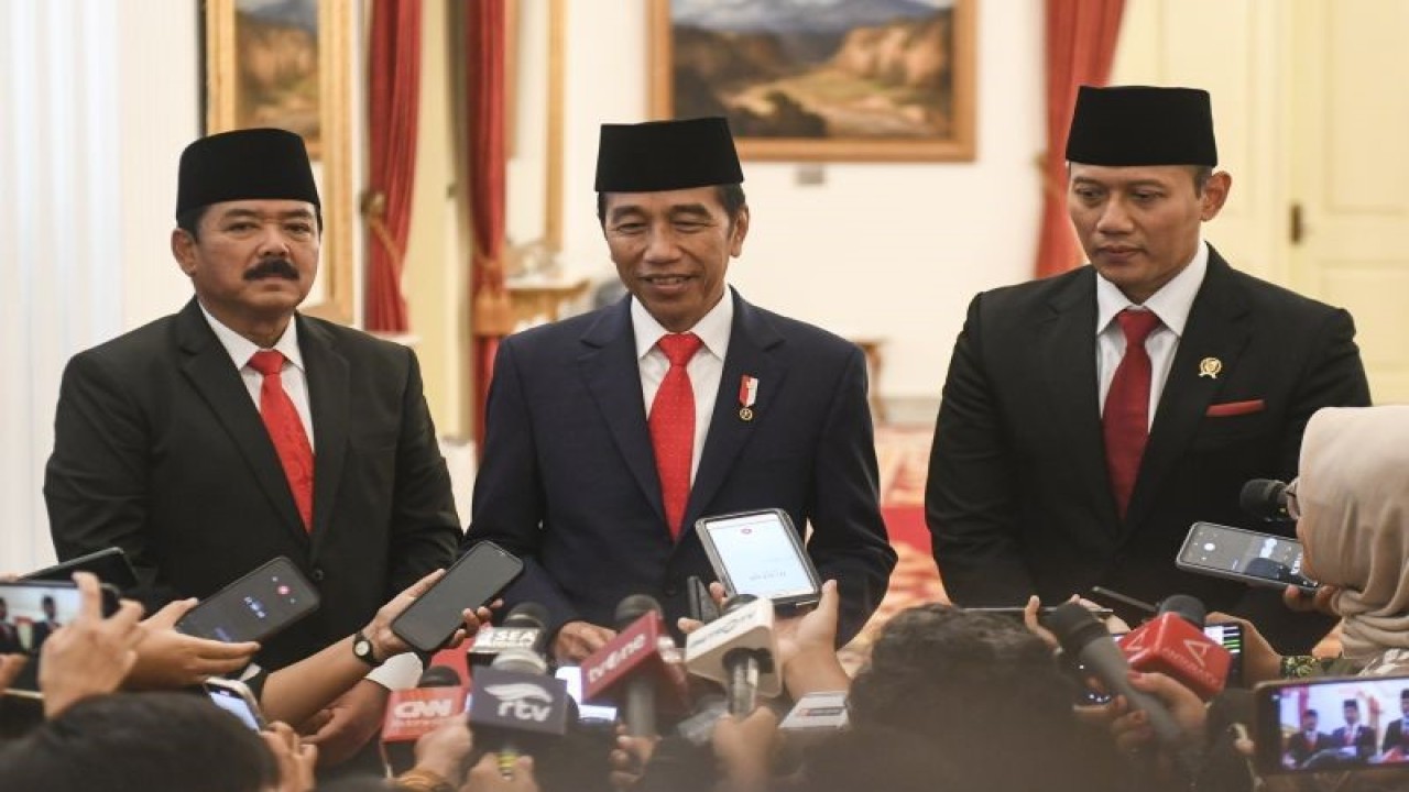 Presiden Joko Widodo (tengah) bersama Menko Polhukam Hadi Tjahjanto (kiri) dan Menteri Agraria dan Tata Ruang/Kepala Badan Pertanahan Nasional Agus Harimurti Yudhoyono (kanan) memberikan keterangan pers usai pelantikan di Istana Negara, Jakarta, Rabu (21/2/2024). (ANTARA FOTO/Hafidz Mubarak A/nym)