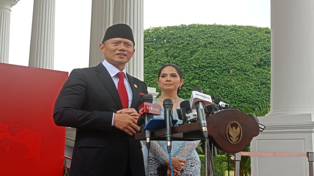 Menteri ATR/Kepala BPN sekaligus Ketua Umum Partai Demokrat Agus Harimurti Yudhoyono memberikan keterangan kepada wartawan di Istana Kepresidenan Jakarta, Rabu (21/2/2024). (ANTARA/Rangga Pandu Asmara Jingga)